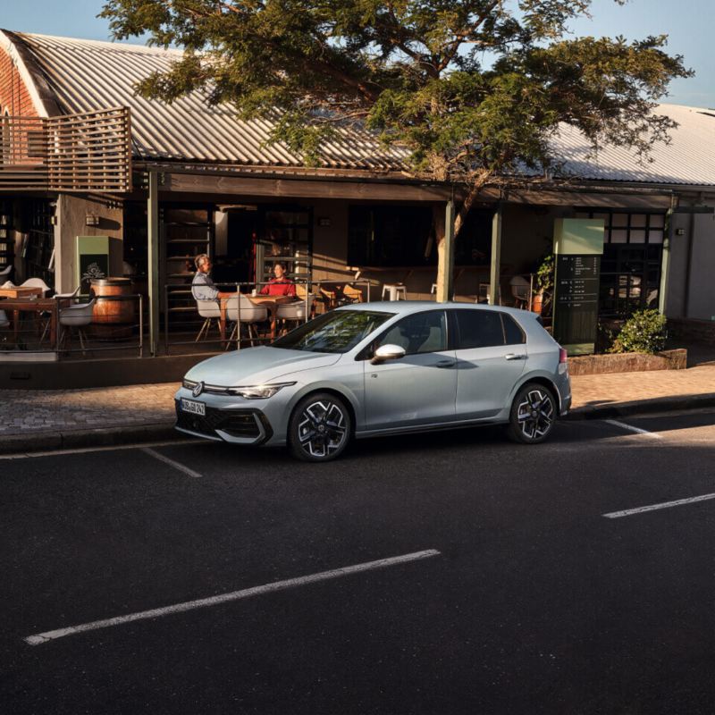 Un Volkswagen Golf estacionado en la calle