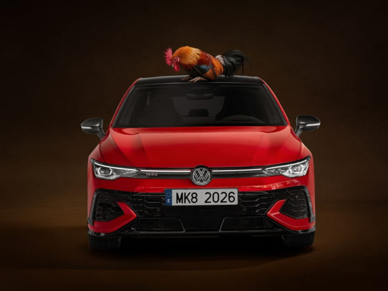 Volkswagen Golf 50 aniversario rojo visto de frente con un gallo encima