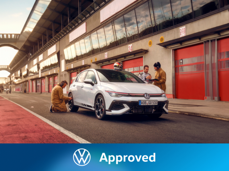 Un Volkswagen GTI de color blanco estacionado en boxes