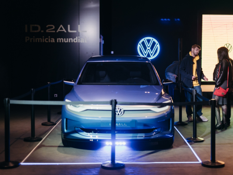 Un Volkswagen ID. 2all estacionado en una exposición