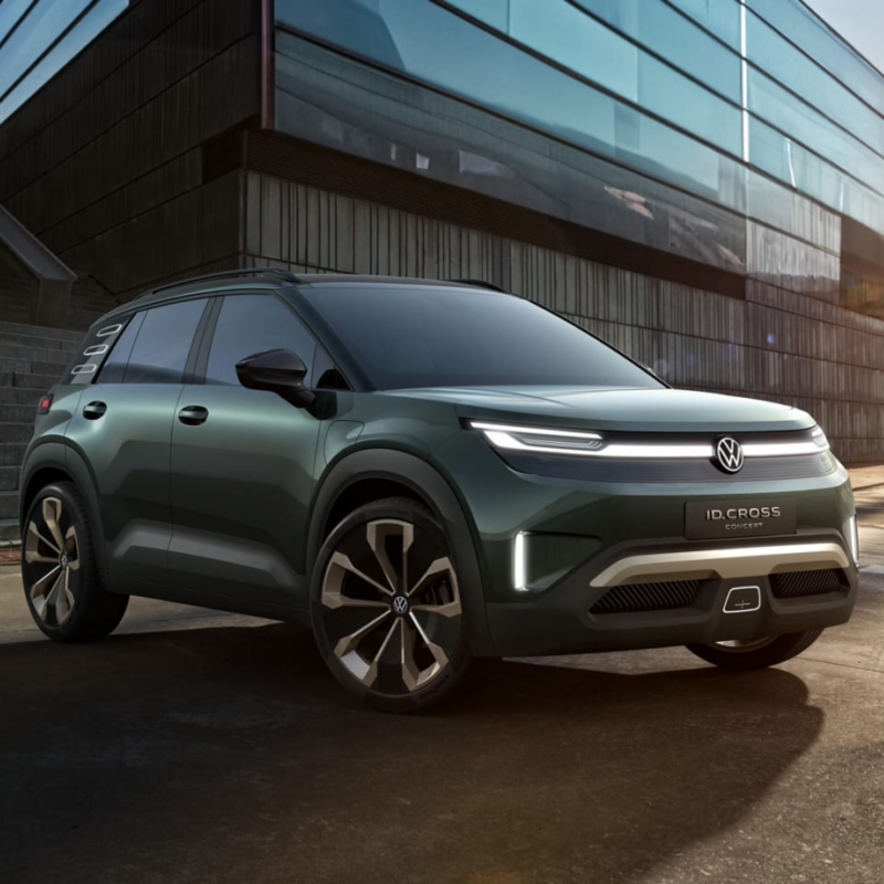 Volkswagen ID. CROSS visto de frente delante de un edificio de oficinas