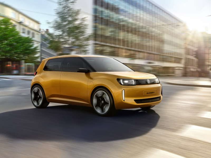 Un Volkswagen ID.EVERY1 amarillo circulando por la ciudad