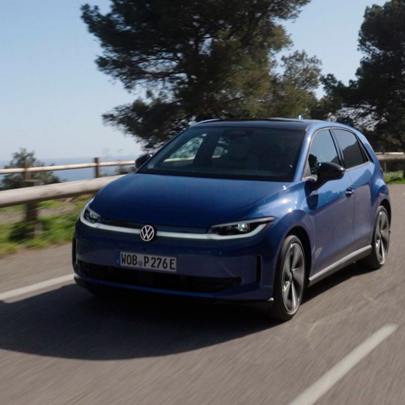 Un ID Polo 100% eléctrico por carretera diurna