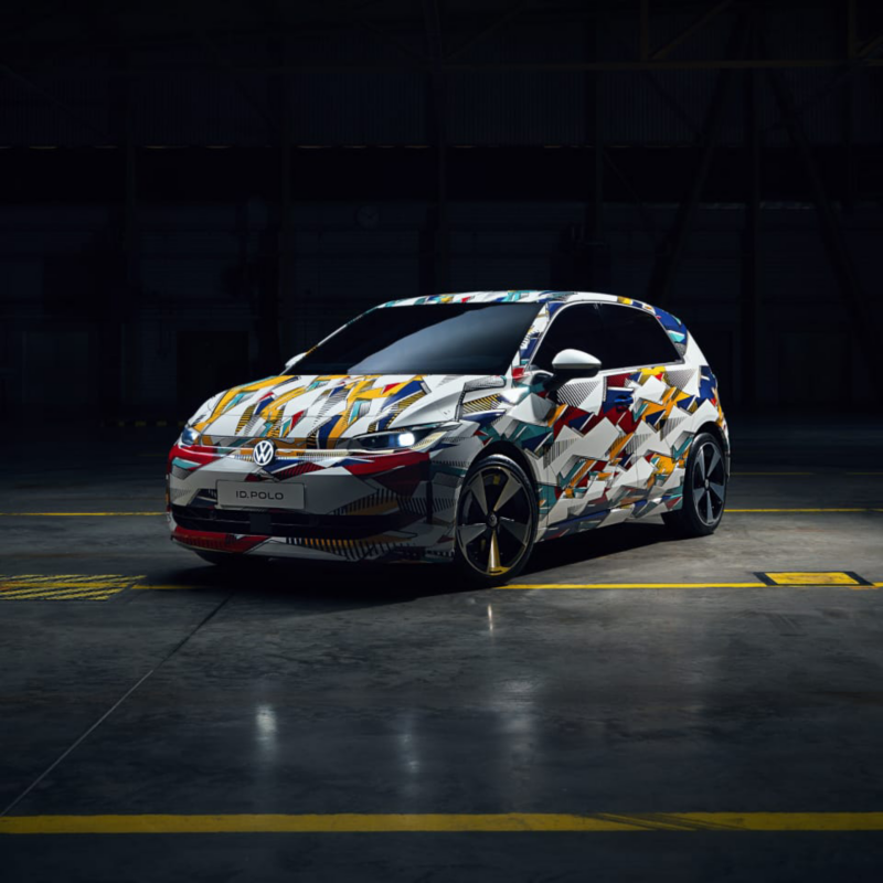 Un ID.Polo customizado con colores en un aparcamiento interior