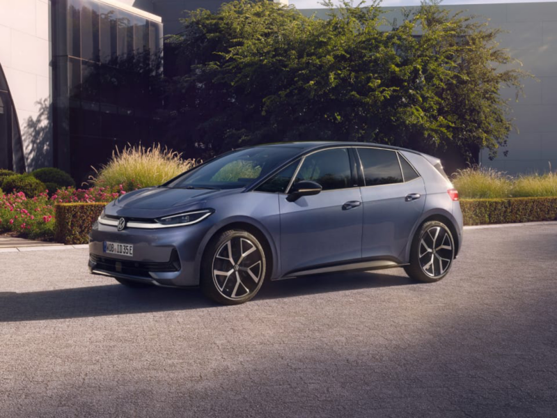 Volkswagen ID.3 Neo azul visto de costado delante de un jardín