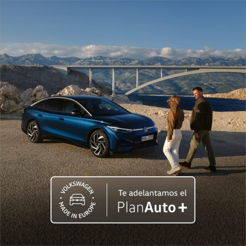 Dos personas delante de su Volkswagen con Plan Auto +