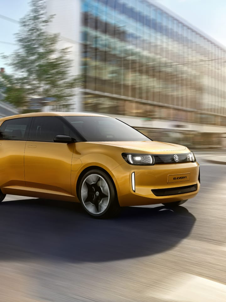 Un Volkswagen ID.EVERY1 amarillo circulando por la ciudad