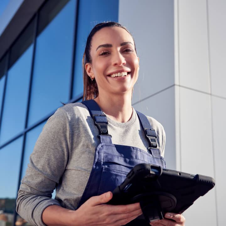 Una asistente de Volkswagen sujetando una tablet