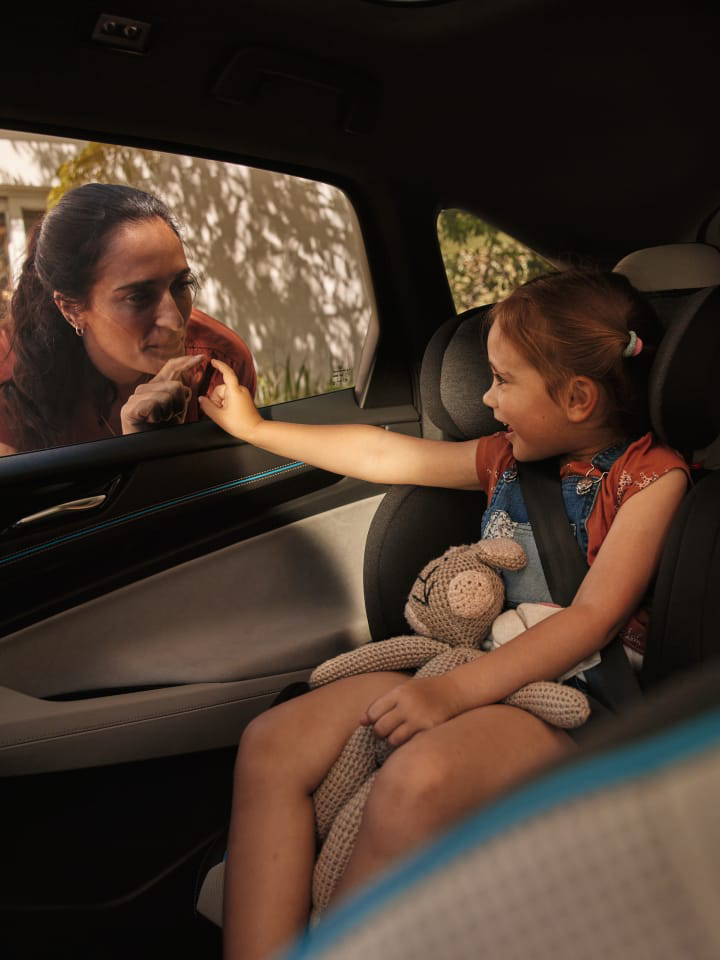Una madre y una hija en un Volkswagen