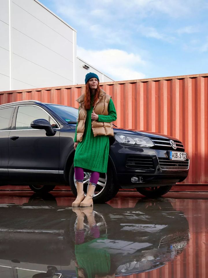 Una chica apoyada en un Volkswagen Touareg 2