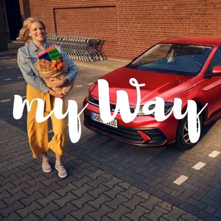 Una pareja junto a un Volkswagen con My Way
