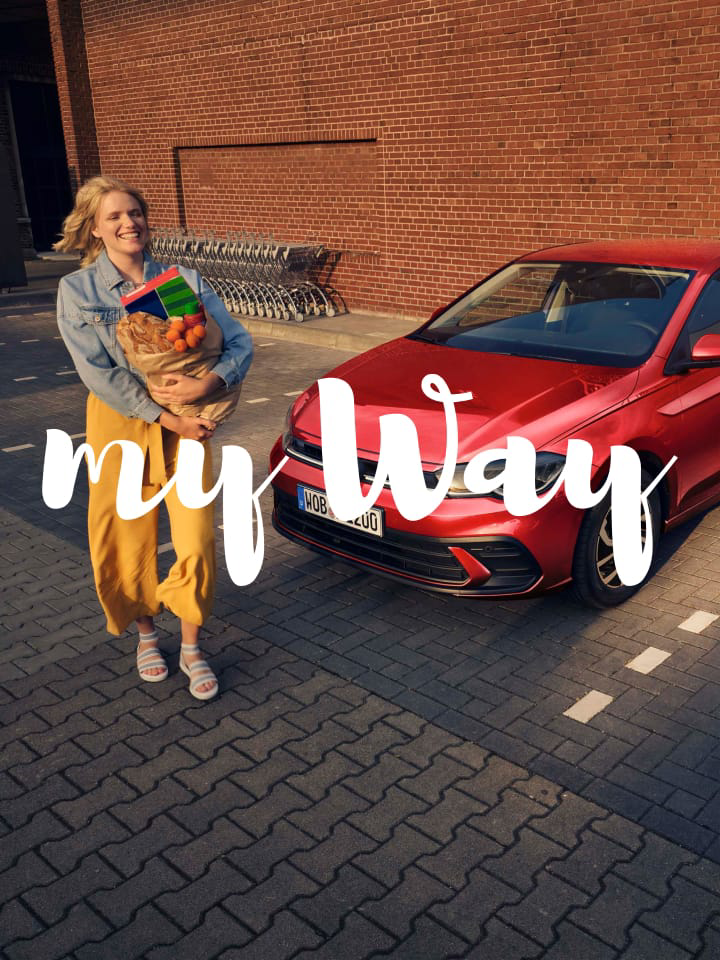 Una pareja junto a un Volkswagen con My Way