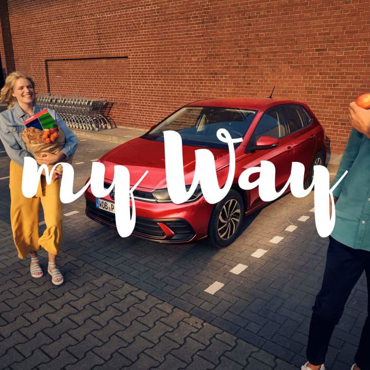 Una pareja junto a un Volkswagen con My Way