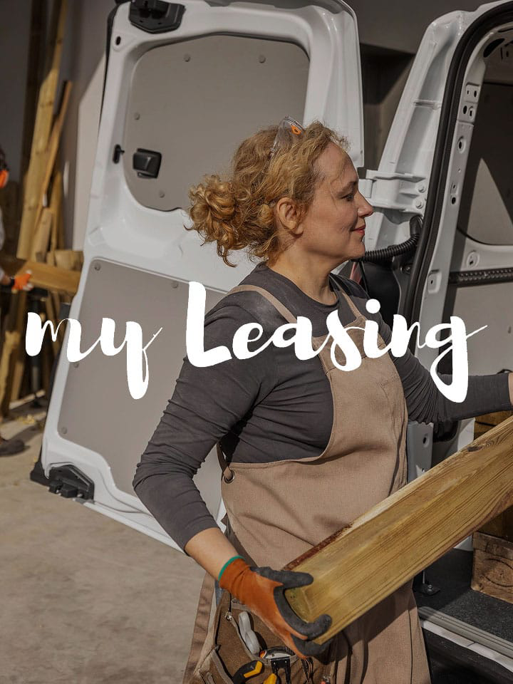 Persona trabajadora con materiales de obra en la mano y encima un rótulo que dice My Leasing