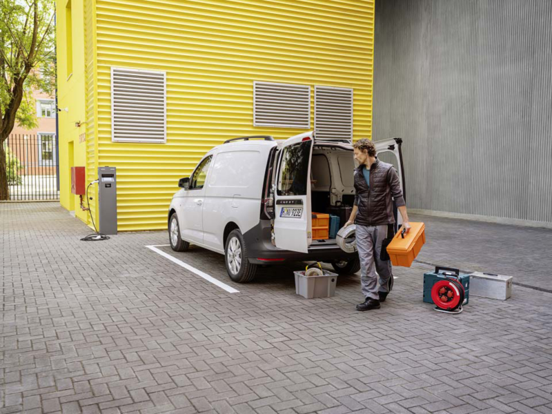 Una furgo Volkswagen aparcada en un ambiente laboral