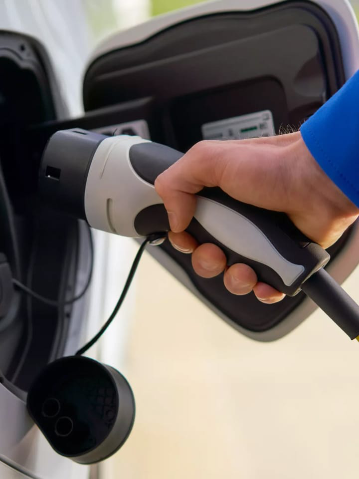 Primer plano de un eléctrico de Volkswagen siendo cargado