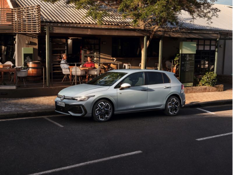 Un Volkswagen Golf de color gris estacionado en la calle