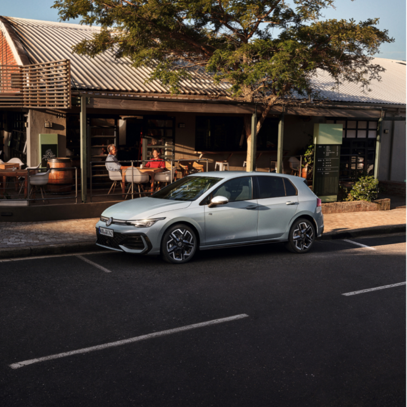 Un Volkswagen Golf de color gris estacionado en la calle