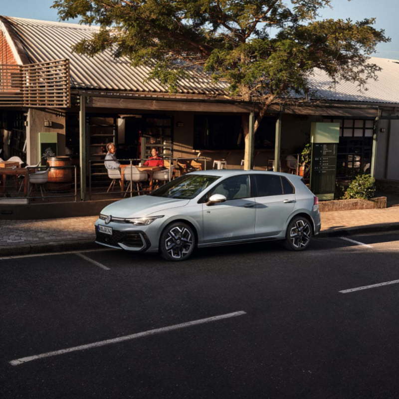 Un Volkswagen Golf de color gris estacionado en la calle