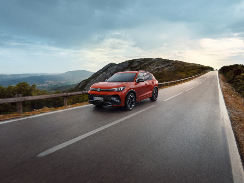 Un Volkswagen Tiguan de color rojo circulando por una carretera