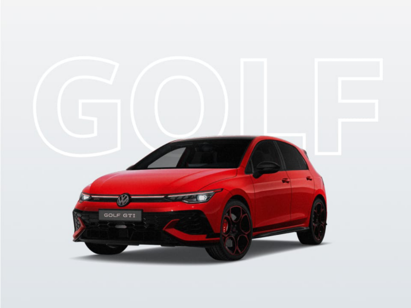 Un Golf rojo aparcado sobre un fondo gris con un rótulo blanco que dice 'GOLF'