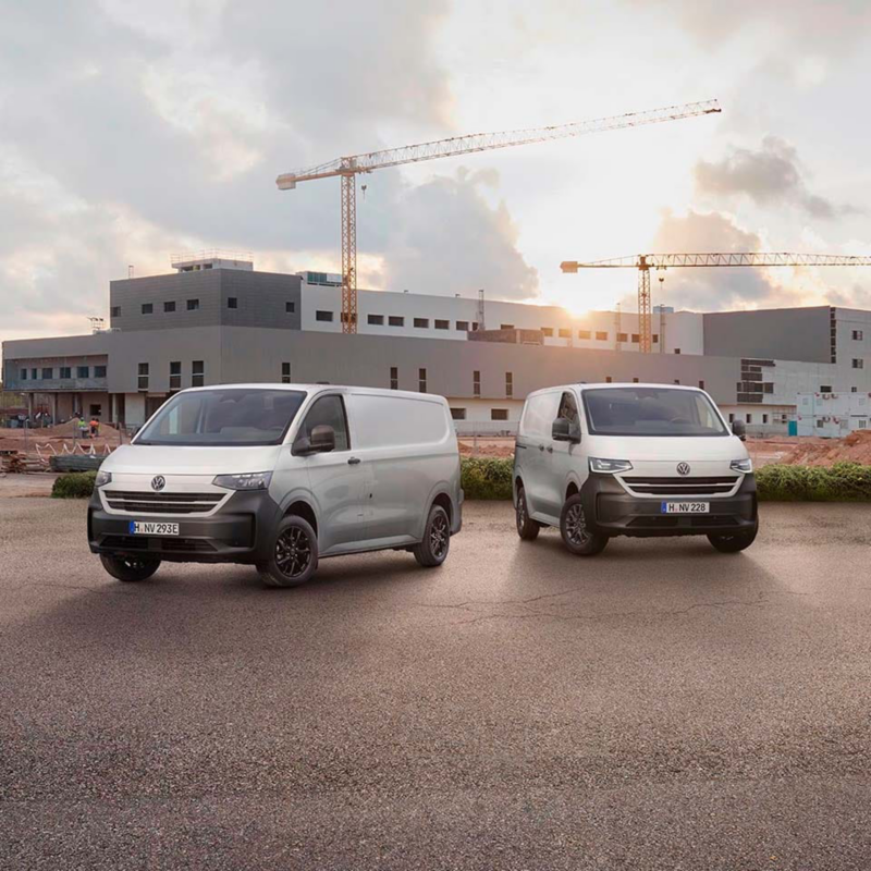 Dos furgonetas Volkswagen aparcadas delante de una obra
