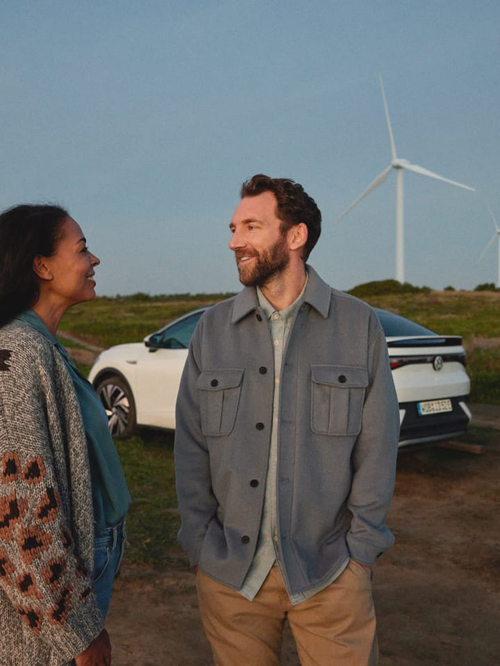 Dos personas delante de su Volkswagen con el Plan Auto +