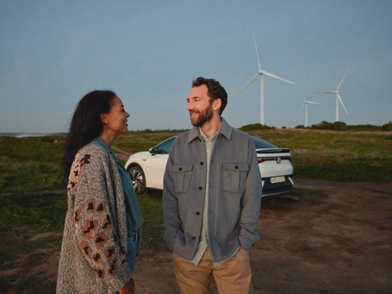 Dos personas delante de su Volkswagen con el Plan Auto +