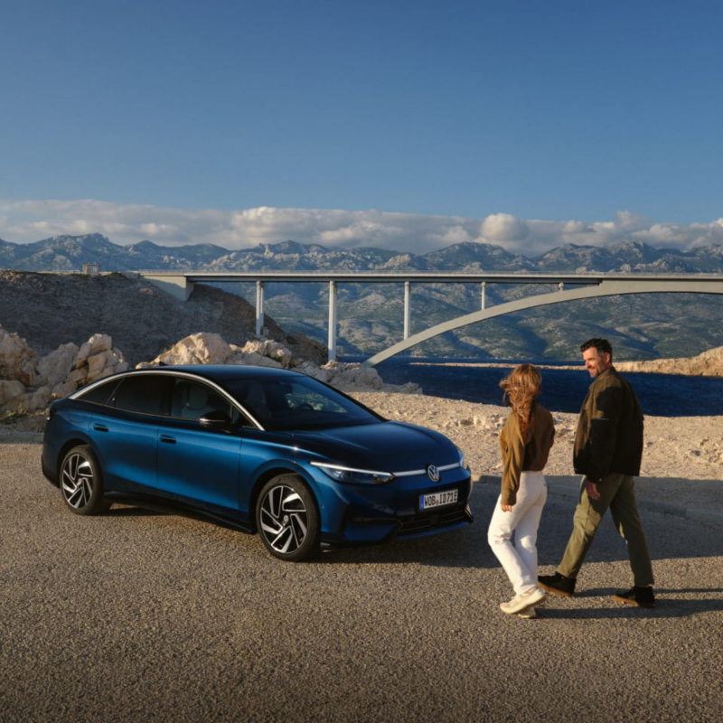 Dos personas delante de su Volkswagen con el Plan Auto +