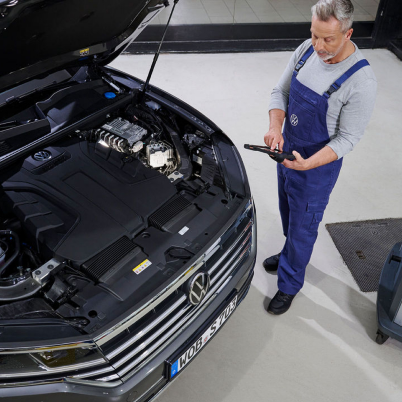 Un hombre del servicio técnico revisando un Volkswagen