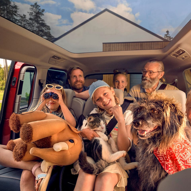 Una familia sentada dentro de una furgo de VW