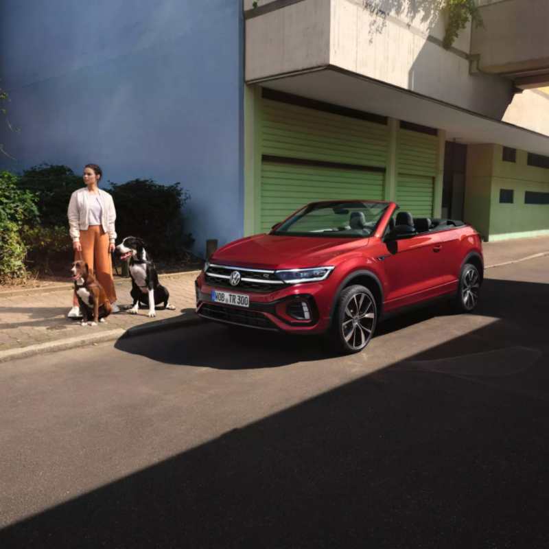 Un Volkswagen T-Roc cabrio de color rojo estacionado en la calle