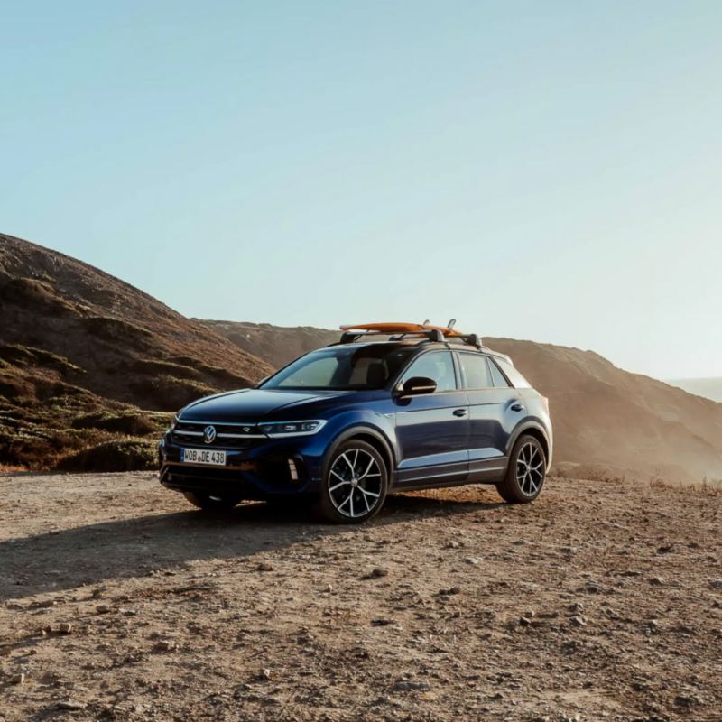 Un Volkswagen T-Roc de color azul oscuro estacionado junto a un acantilado