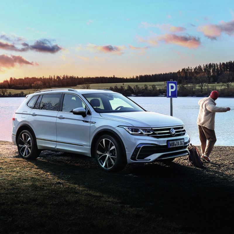 Un Volkswagen Tiguan Allspace estacionado al lado de un lago