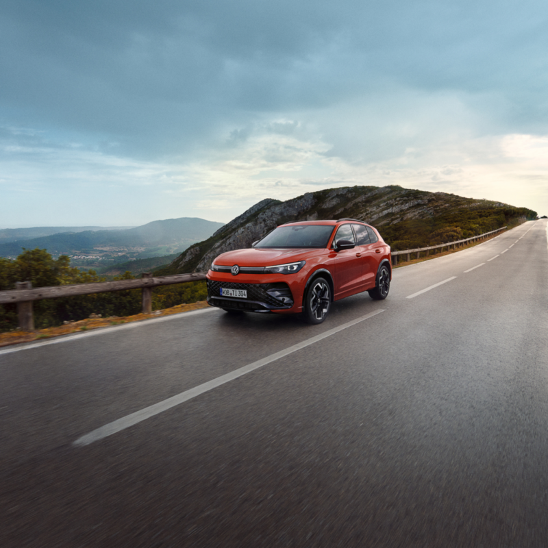 Un Volkswagen Tiguan de color rojo circulando por una carretera