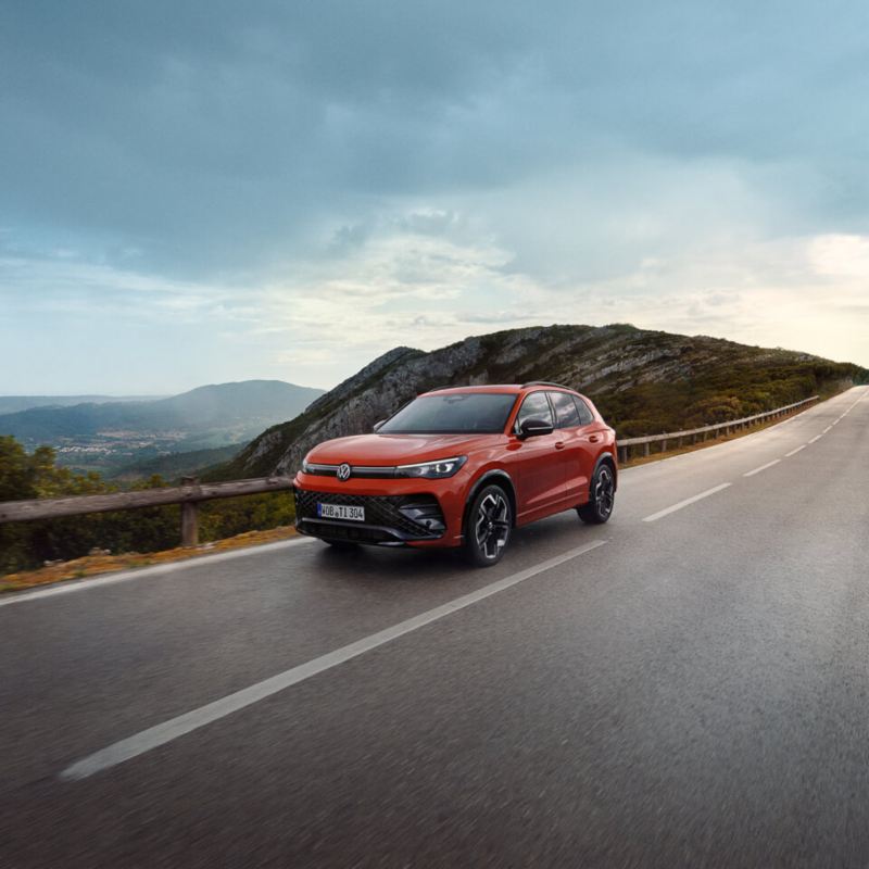 Un Volkswagen Tiguan de color rojo circulando por una carretera