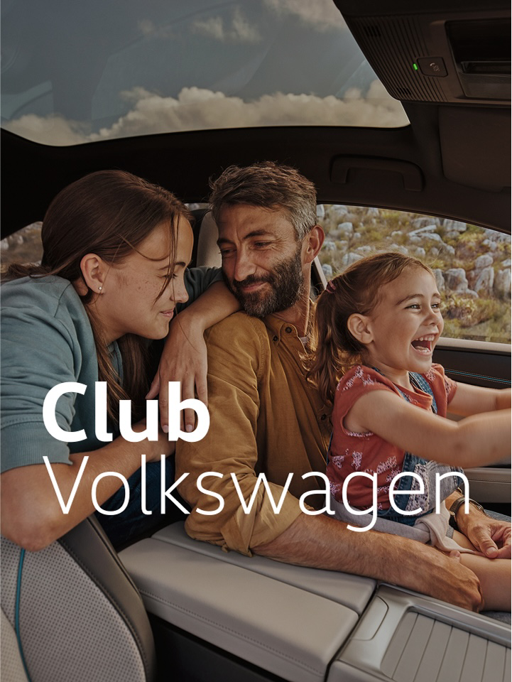 Una familia en el interior de un Volkswagen con el logo del Club Volkswagen