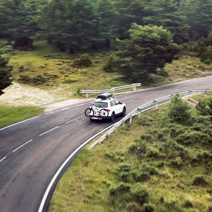 Un Volkswagen circulando por una carretera entre las montañas
