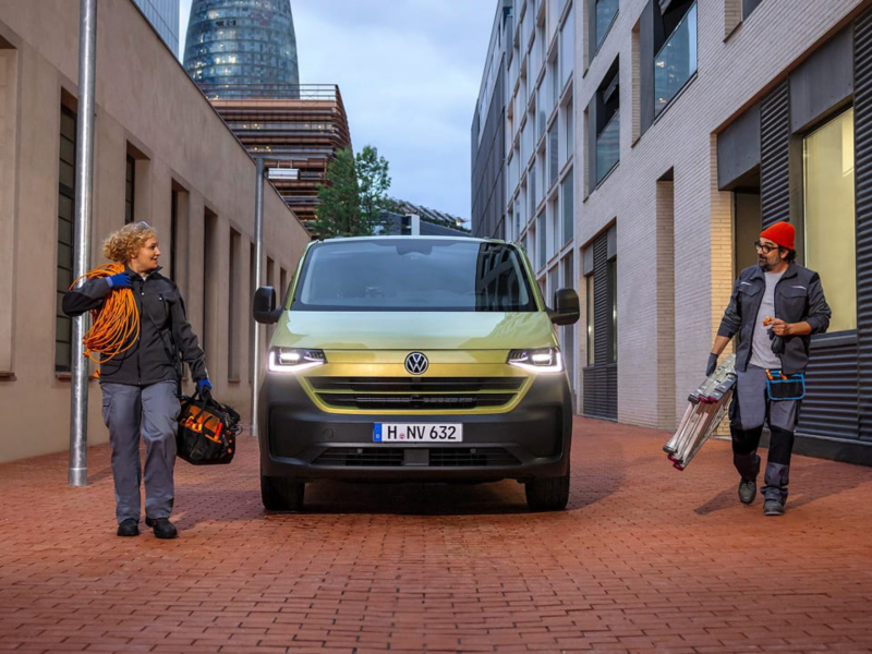 Personas trabajadoras con una furgo Volkswagen