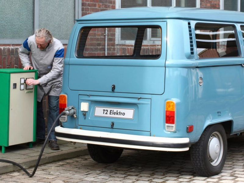 Hombre cargando una Volkswagen Comby antigua en la calle