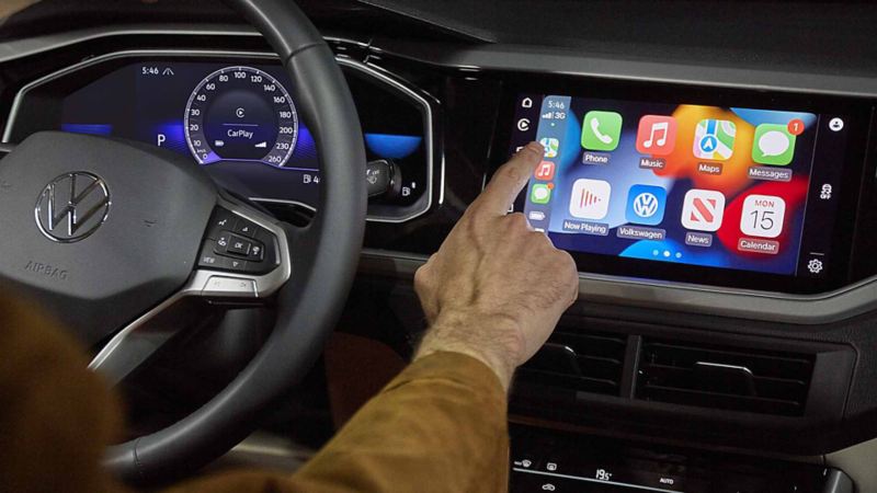 Dedo de conductor toca la pantalla touch para elegir una aplicaión. 