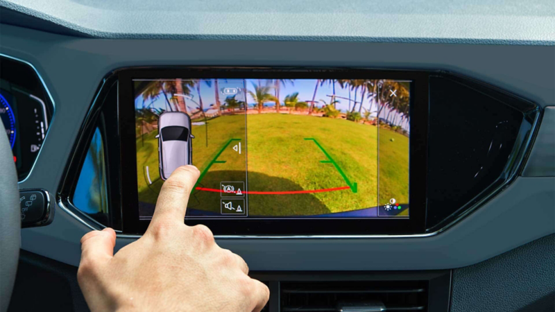Pantalla de Volkswagen T Cross, con vista a cámara de visión trasera para estacionarse mejor.