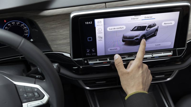 Conductor toca la pantalla táctil semiflotante de Teramont de Volkswagen.
