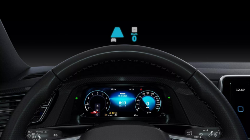 Head-up display en el parabrisas de un vehículo de lujo de Volkswagen. 