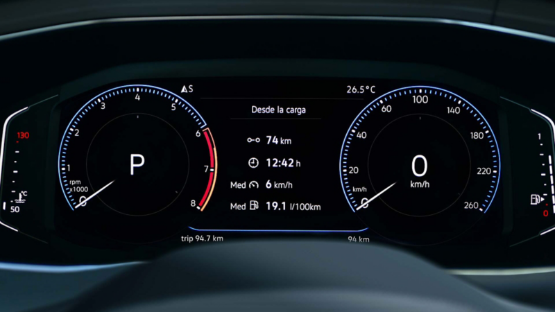 Cuadro de instrumentos digital con velocímetro y tacómetro en camioneta SUV T Cross. 