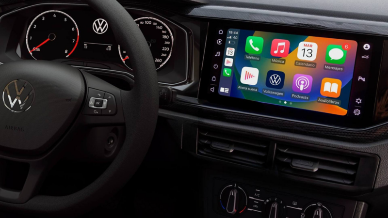 Pantalla a color de 10 pulgadas dentro de Volkswagen Polo Track 2026.