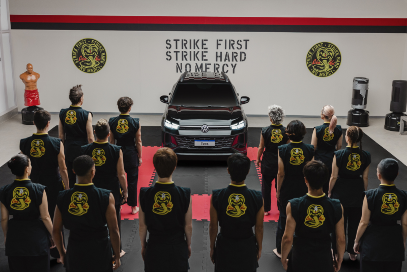 Un nuevo ícono llega al portafolio de Volkswagen Ecuador: el SUV Volkswagen Tera presentado en Automundo 2025 en Quito, destacando su diseño audaz junto a cobra kai.
