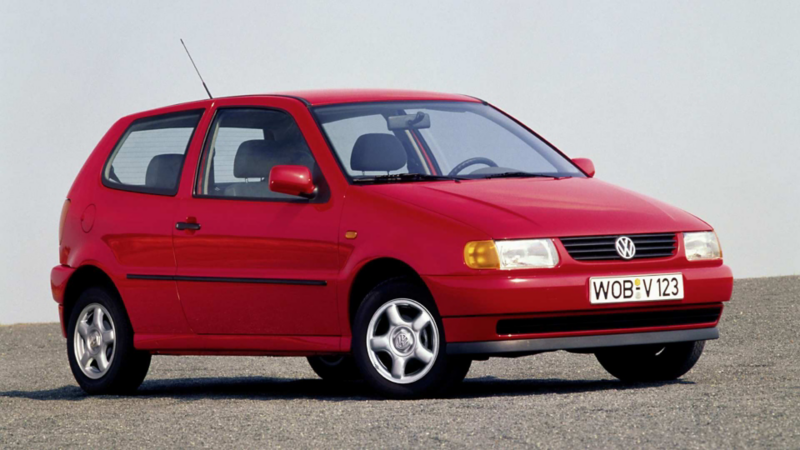 Tercera generación de Volkswagen Polo en color rojo.