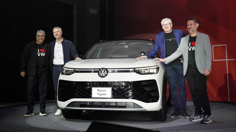 Directivos de Volkswagen rodean un SUVW Nuevo Tiguan 2025 mientras posan para una foto. 