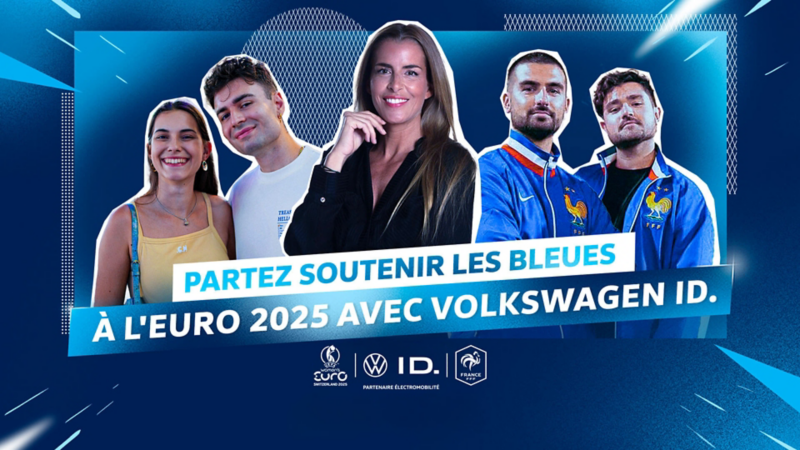 Les joueurs de l'Équipe de France masculine avec le pull de Noël Volkswagen.